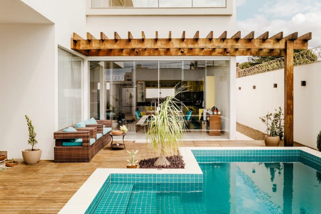 Mejora el Ambiente Exterior de tu Casa con una Pérgola Bioclimática