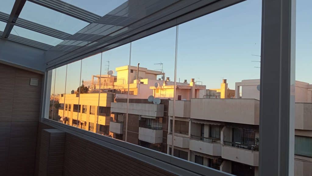 Mantenimiento y limpieza de tus cortinas de cristal