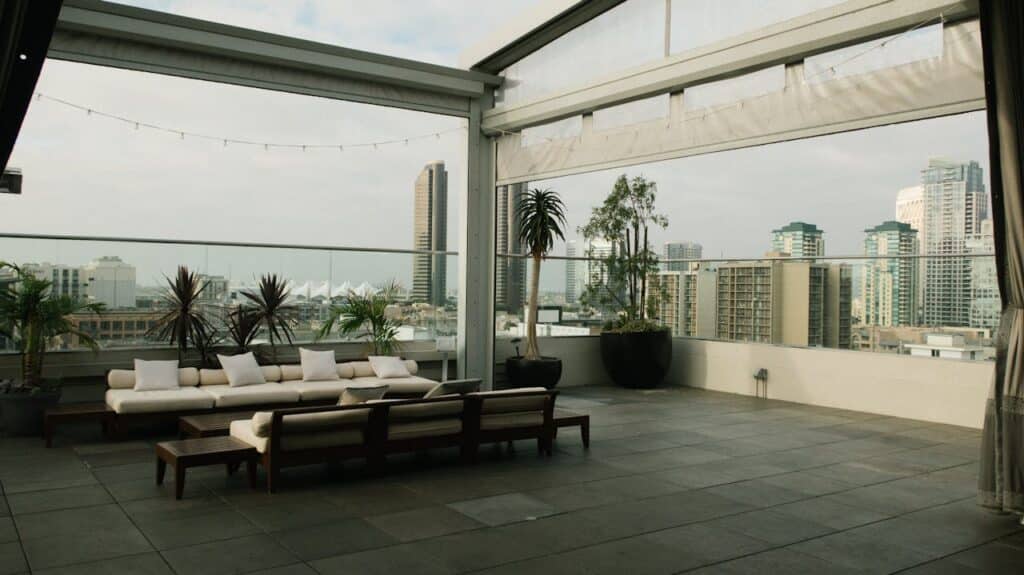 Terraza urbana con sombra y estilo
