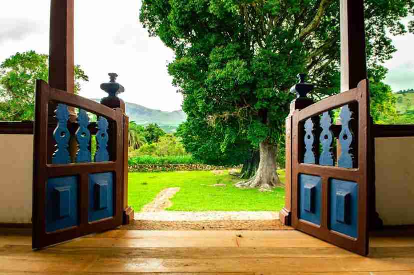 Ideas innovadoras para el diseno exterior de casas Como integrar carpinteria metalica en tu jardin 1024x681 11zon