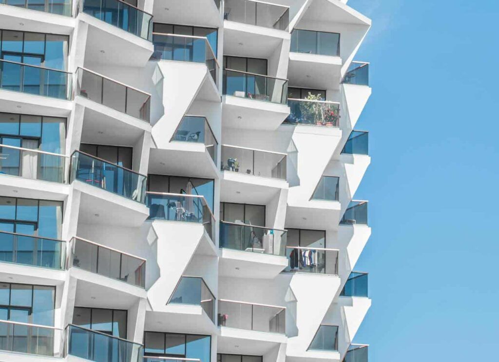 Iluminaci&oacute;n con cerramientos para balcones y porches.