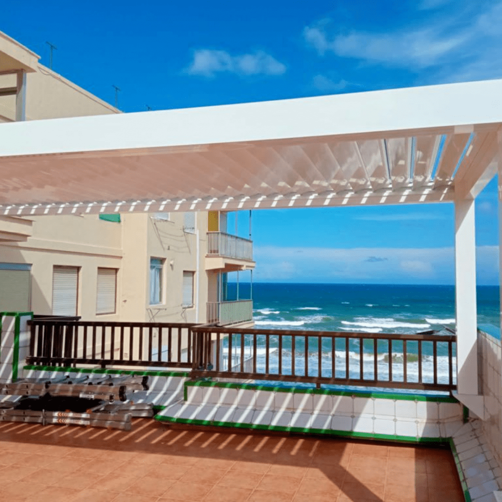 Pérgola Bioclimática: Confort Natural Frente al Mar