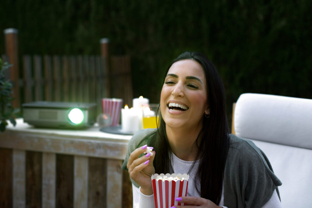 C&oacute;mo crear una sala de cine al aire libre en tu terraza