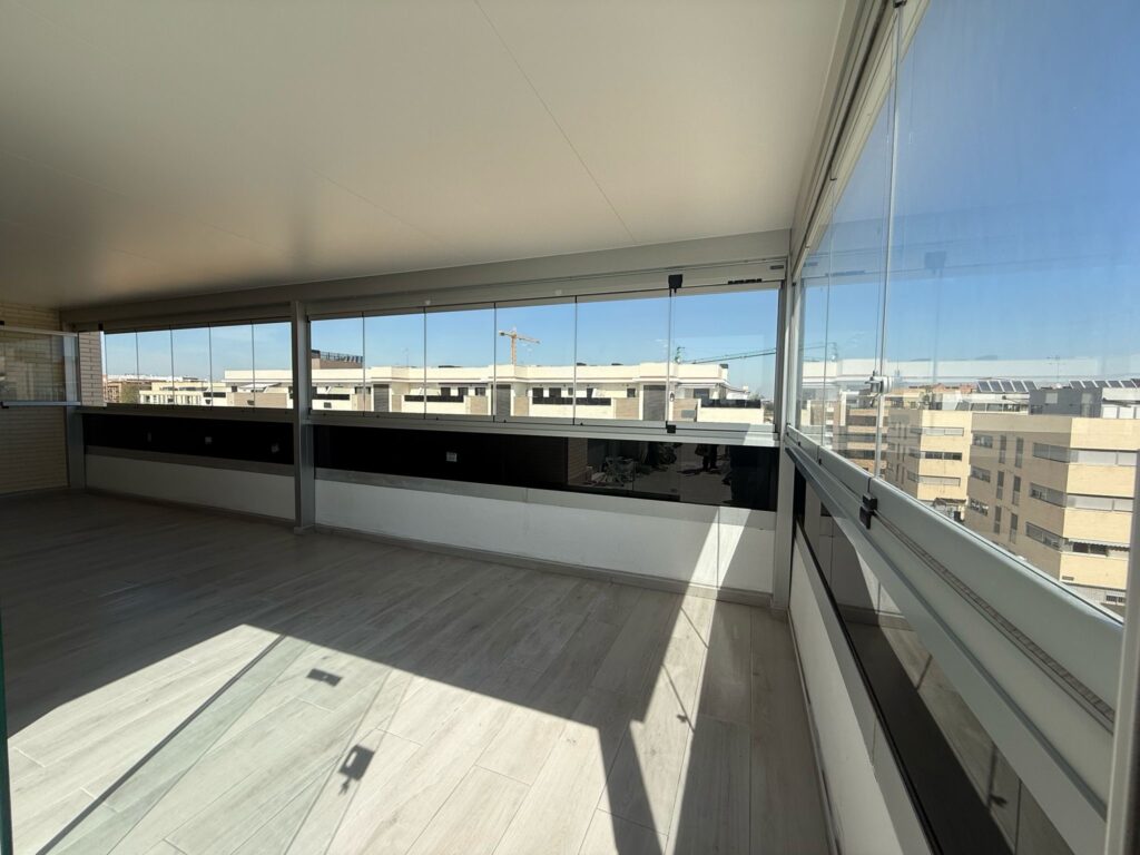 CORTINA DE CRISTAL PLEGABLE 2 Cortinas de cristal plegable con doble rodamiento