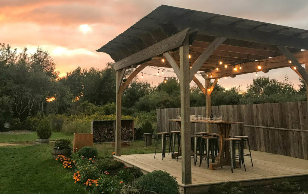 tu jard&iacute;n en una sala de lectura con p&eacute;rgola y cristal