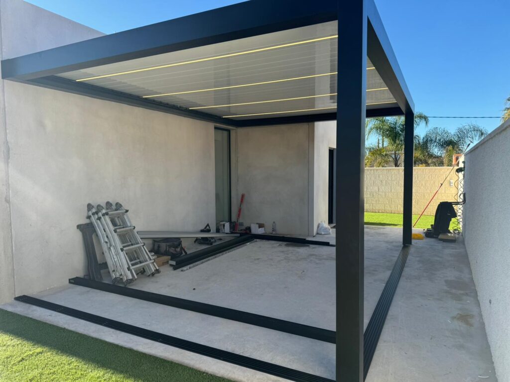 Cortina de Cristal Corredera con Pérgola Bioclimática